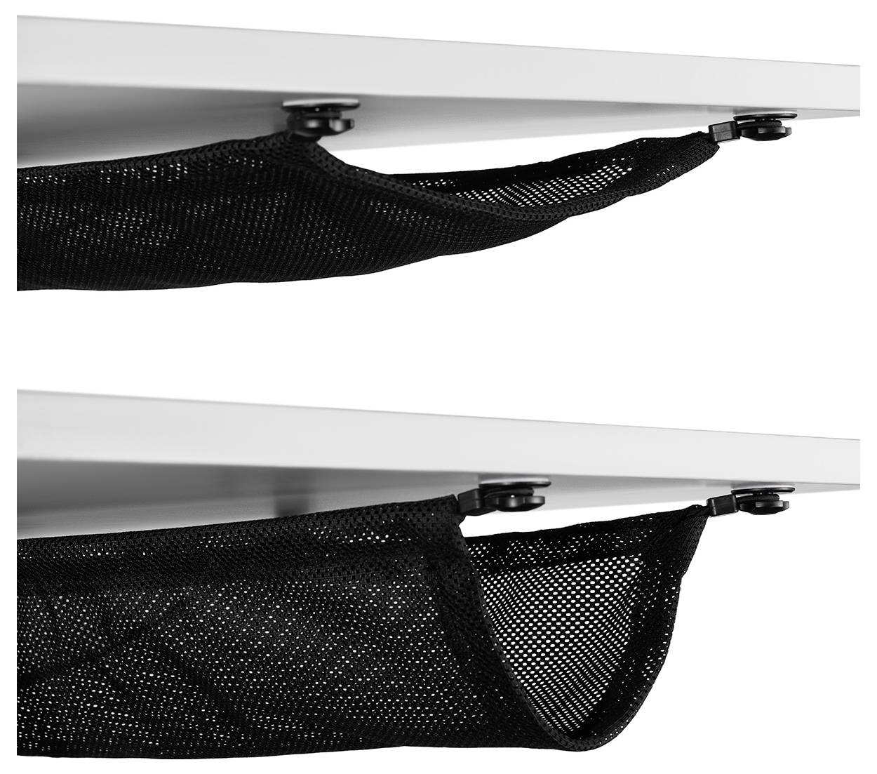 Sous la table, deux filets de rangement noirs sont installés, permettant de stocker de petits objets.