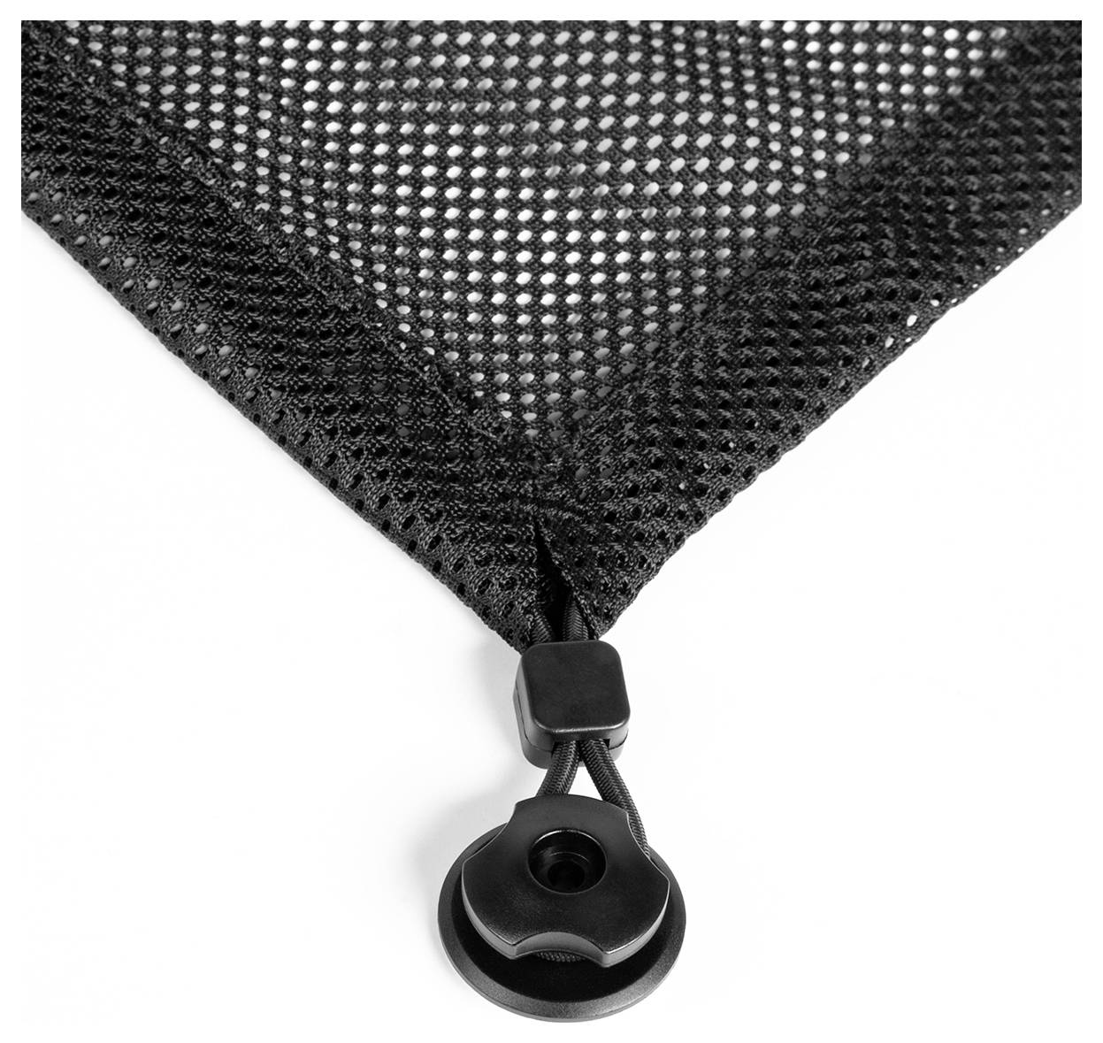 Tissu en maille noir avec clip de fixation dans un coin.