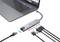 Un ordinateur portable est connecté à un hub USB-C qui offre de nombreux ports, notamment HDMI, USB-A, Ethernet et un lecteur de cartes mémoire.