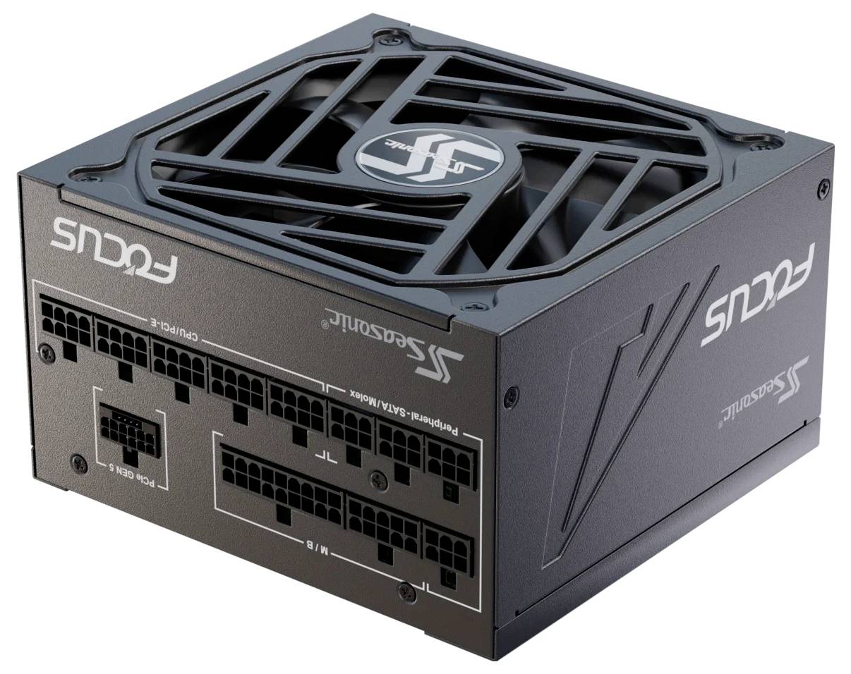 Bloc d'alimentation informatique noir et rectangulaire avec un ventilateur sur le dessus et plusieurs ports à l'avant. Modèle 'Focus' de Seasonic.
