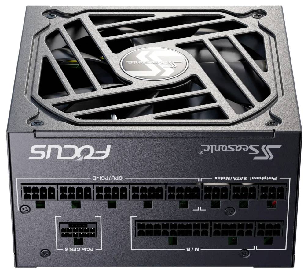 Bloc d'alimentation avec plusieurs options de connexion et surface supérieure ventilée. Logo de la marque visible.