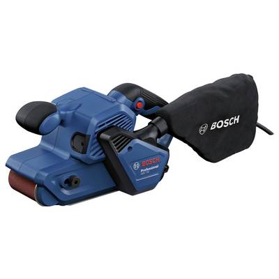 Un ponceuse à bande Bosch bleue avec une poignée noire, un interrupteur rouge et un sac récupérateur de poussière. C'est un outil électrique pour le ponçage.