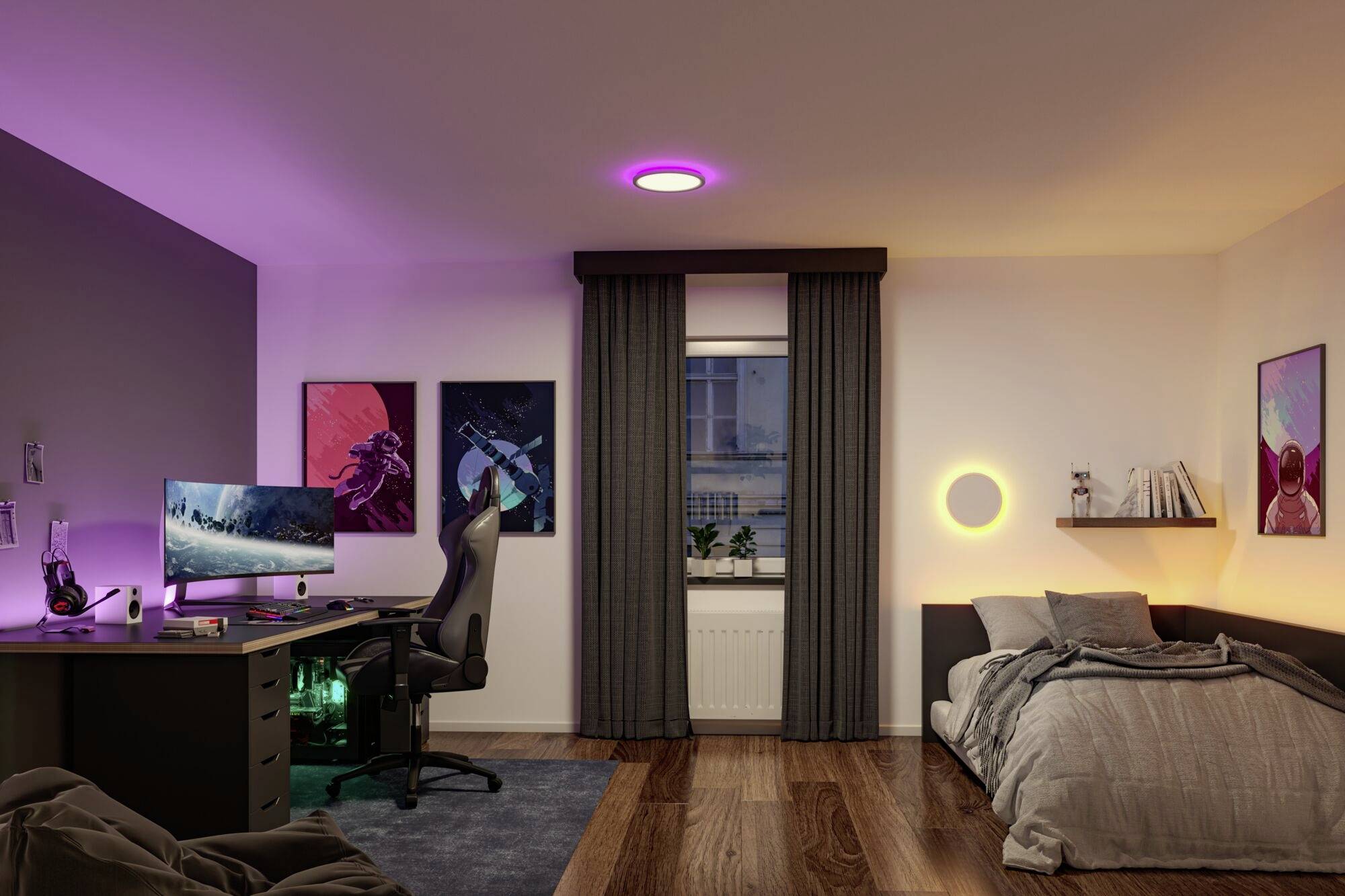 Chambre douillette avec un bureau, un PC gaming et une chaise moderne à gauche ; lit et étagère à droite. Un éclairage LED coloré apporte de l'ambiance.