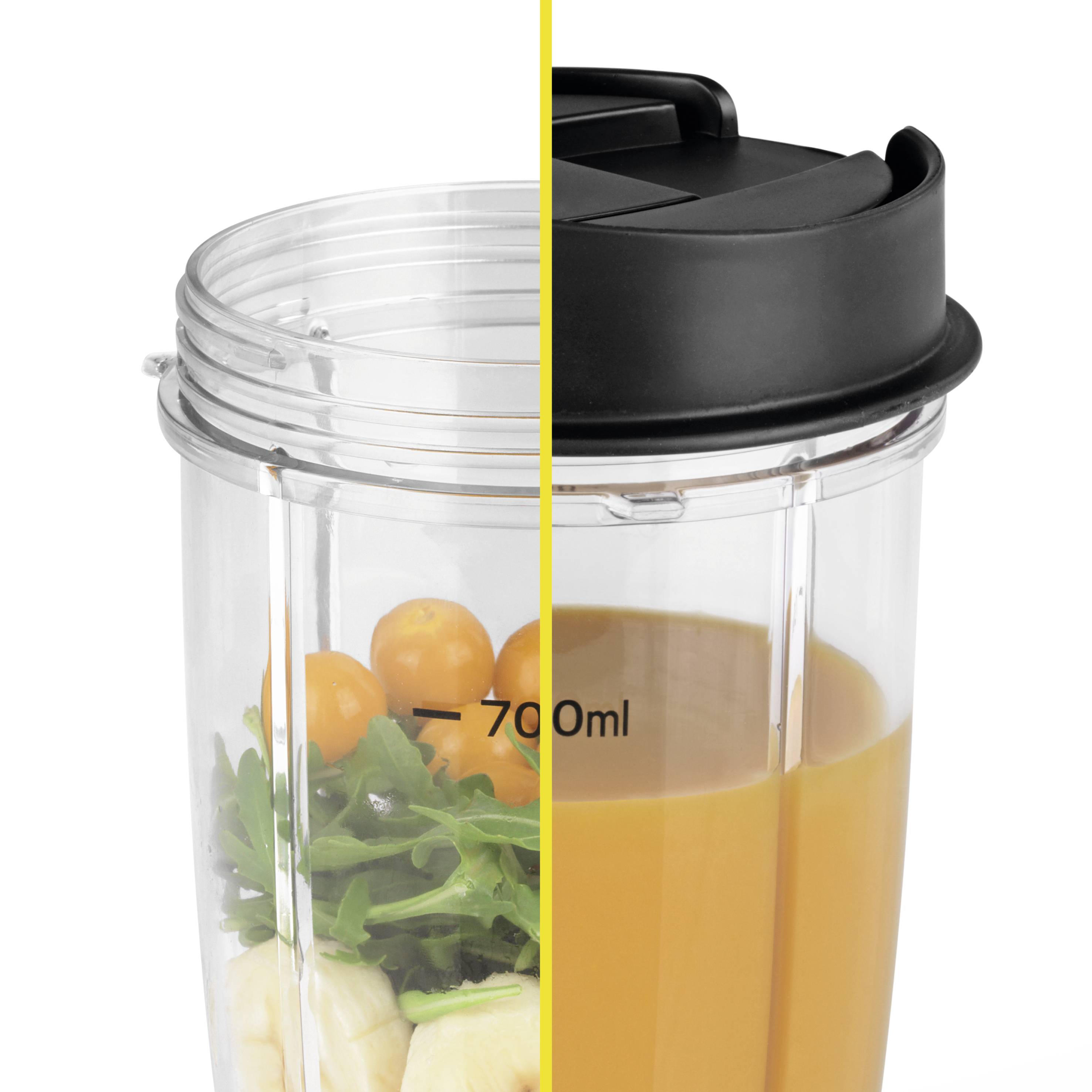 Un verre de mixeur est à moitié rempli de légumes et à moitié rempli de smoothie orange. À gauche, on voit les ingrédients, à droite le smoothie terminé.