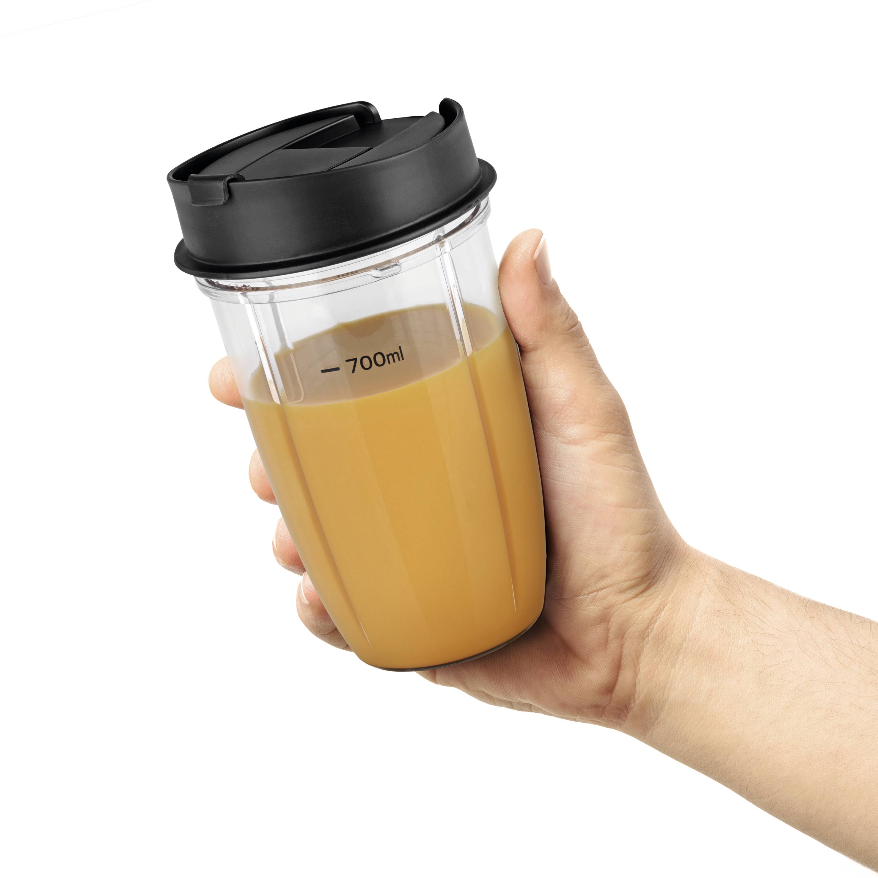 Une main tient un gobelet transparent avec un couvercle noir, rempli d'un liquide brun jusqu'à la marque des 700 ml.