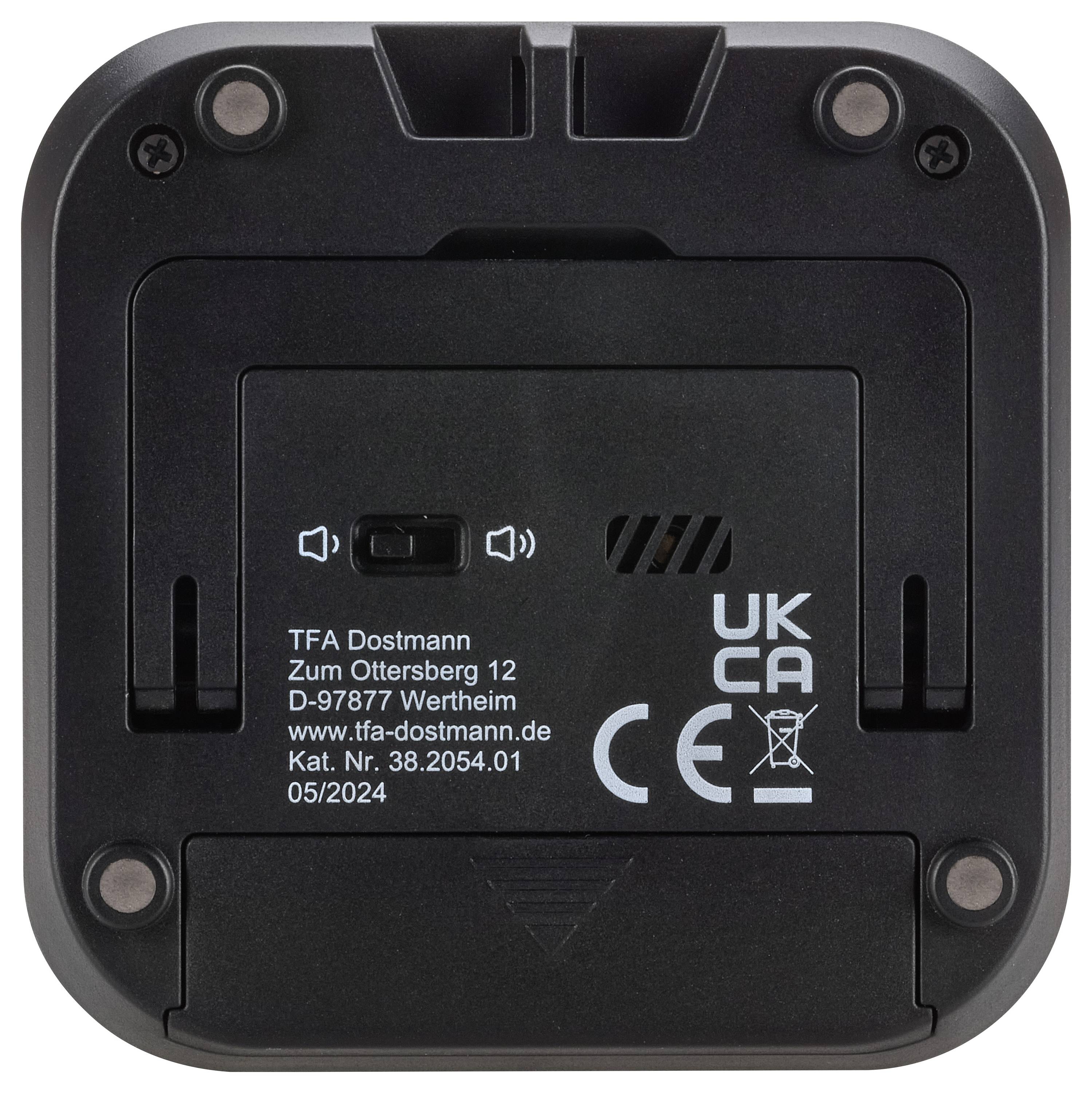 Le dos d'un appareil électronique avec un couvercle de batterie. Les inscriptions comprennent le nom du fabricant, l'adresse, le site web et les symboles UKCA et CE.