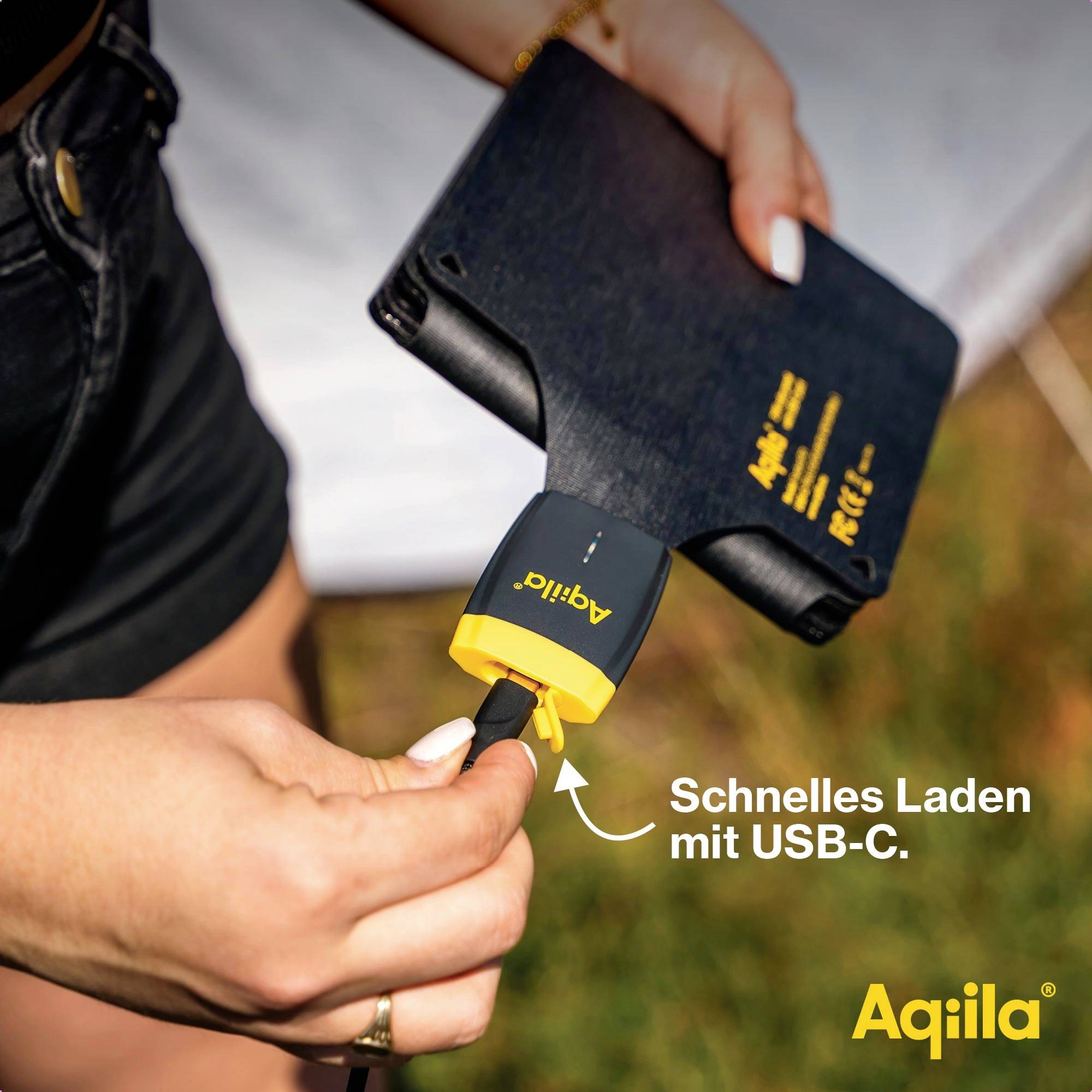Une personne tient une tablette et branche un câble. Texte sur l'image : 'Charge rapide avec USB-C.' Marque en bas à droite.