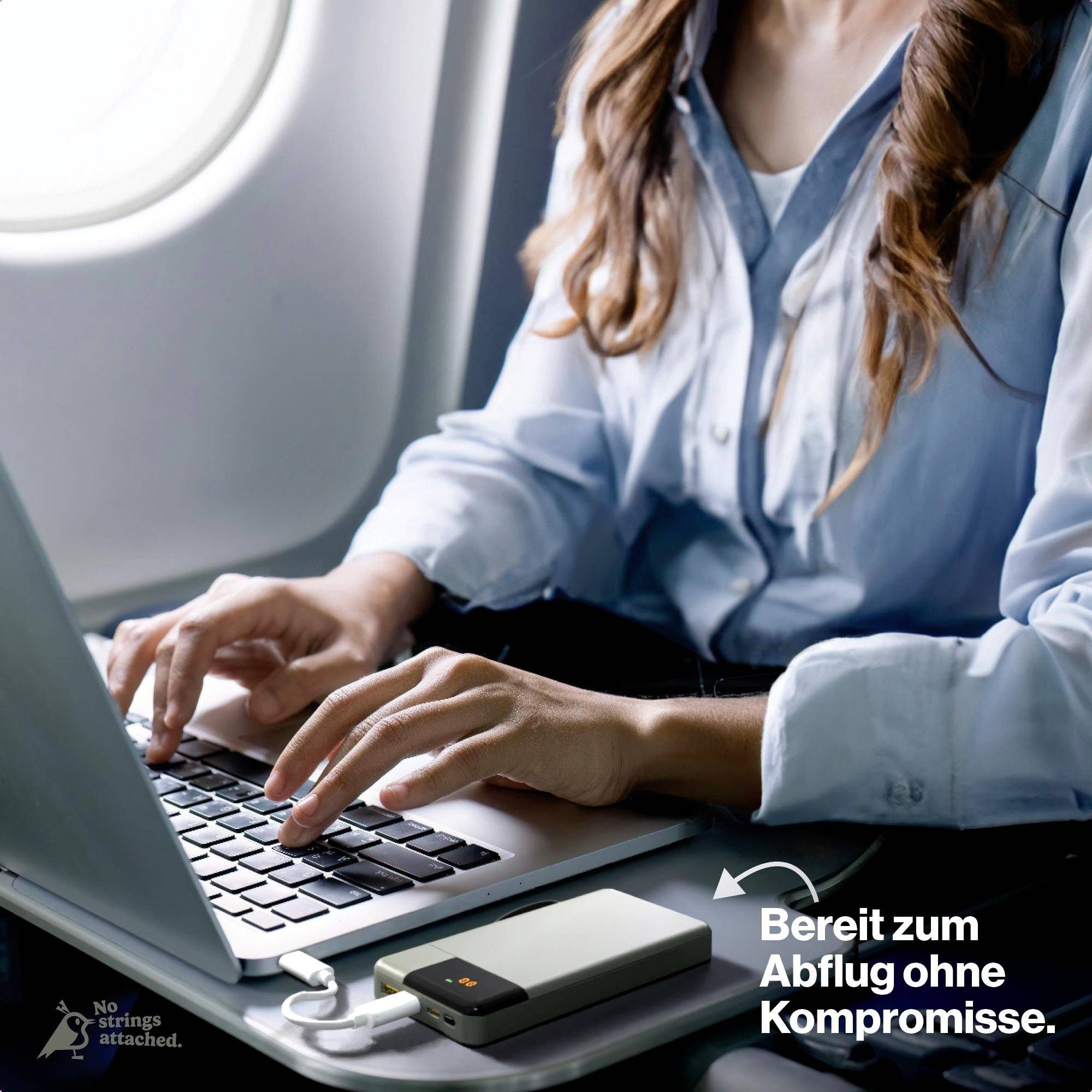 Femme en tenue professionnelle tapant sur un ordinateur portable dans un avion. Texte : « Prête au décollage, sans compromis. » Batterie externe visible.