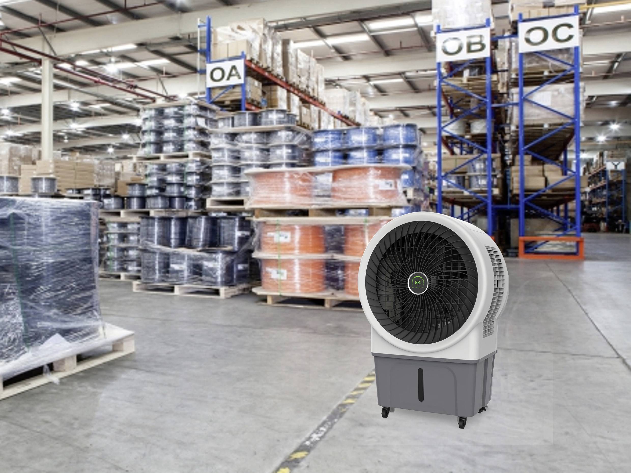 Un entrepôt avec des étagères empilées remplies de bobines de câbles et de cartons. Au premier plan, un grand ventilateur sur roues est installé.