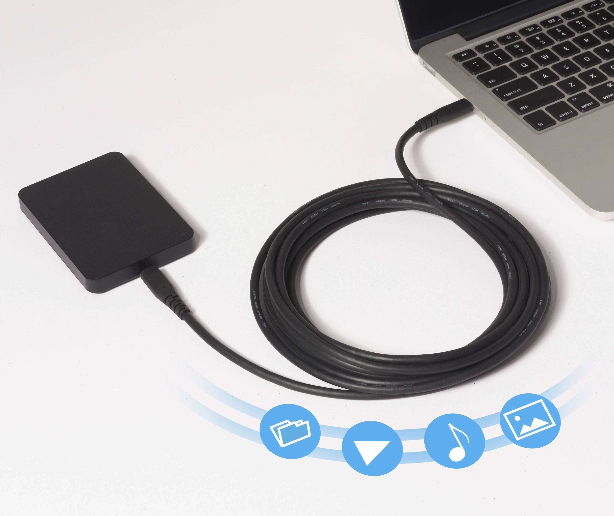 Disque dur externe connecté à un ordinateur portable. Fichiers, lecture, musique et analyse de données symboliquement représentés par des icônes bleues.