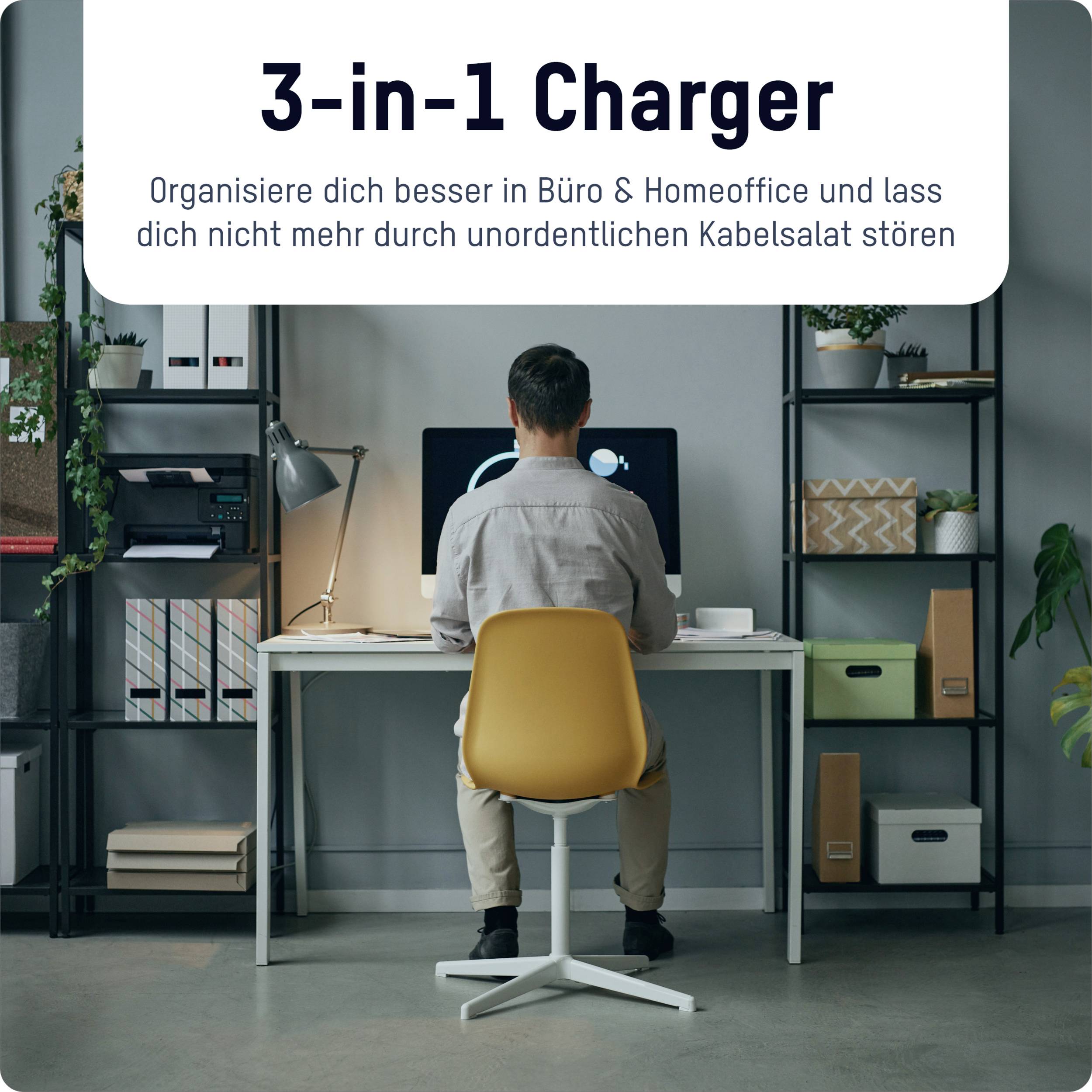 Personne assise à un bureau dans un bureau à domicile, regardant un écran. Texte en haut : 'Chargeur 3-en-1. Organisez-vous mieux.'
