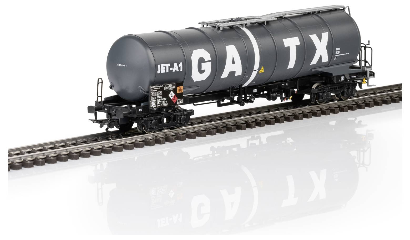 Wagon-citerne noir sur des voies ferrées, portant les inscriptions 'GATX' et 'JET-A1', utilisé pour le transport de liquides tels que le carburant.