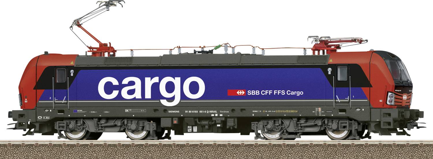 Une locomotive de fret rouge et bleue des CFF Cargo sur une voie ferrée. La locomotive est vue de côté.