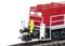 Un modèle rouge de locomotive diesel de la DB sur un réseau ferroviaire miniature, détaillé avec des garde-corps blancs et un tuyau de frein jaune.