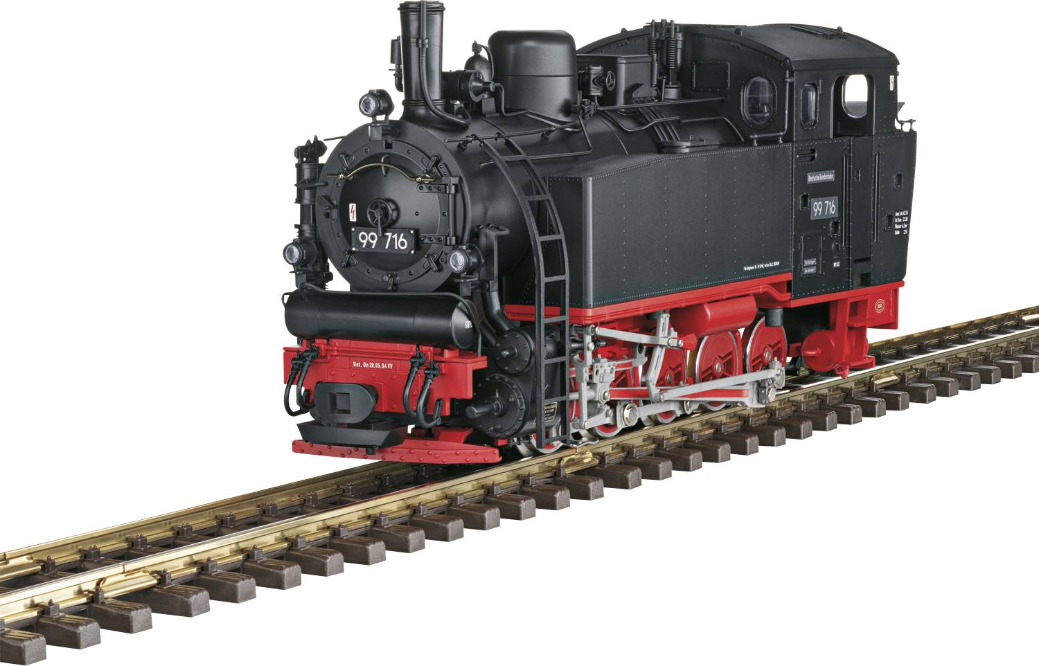 Une locomotive à vapeur noire sur des rails, avec un châssis rouge et des détails argentés. La locomotive est de style historique.