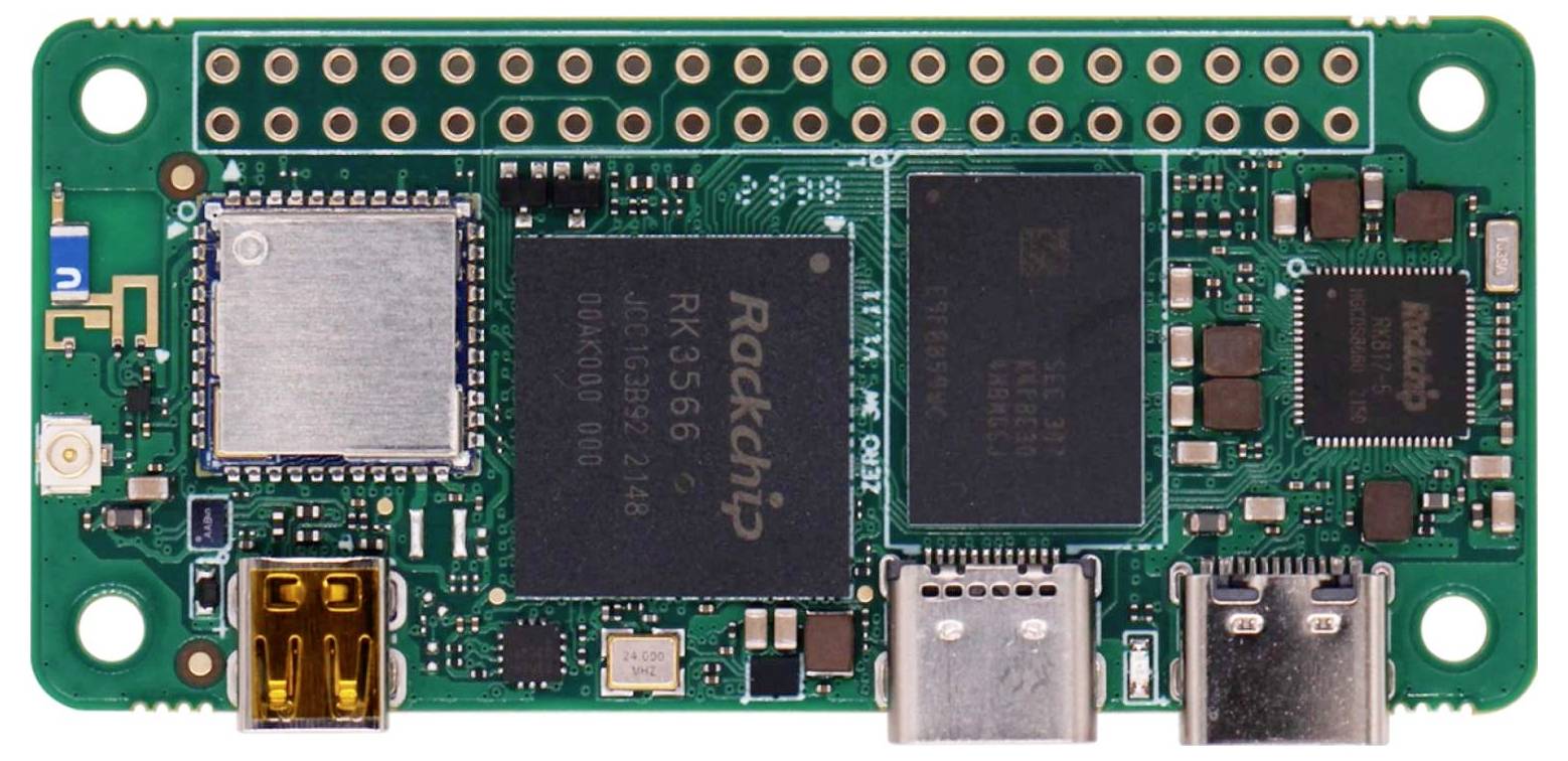 Une petite puce informatique avec plusieurs connexions et une rangée de broches sur le dessus.