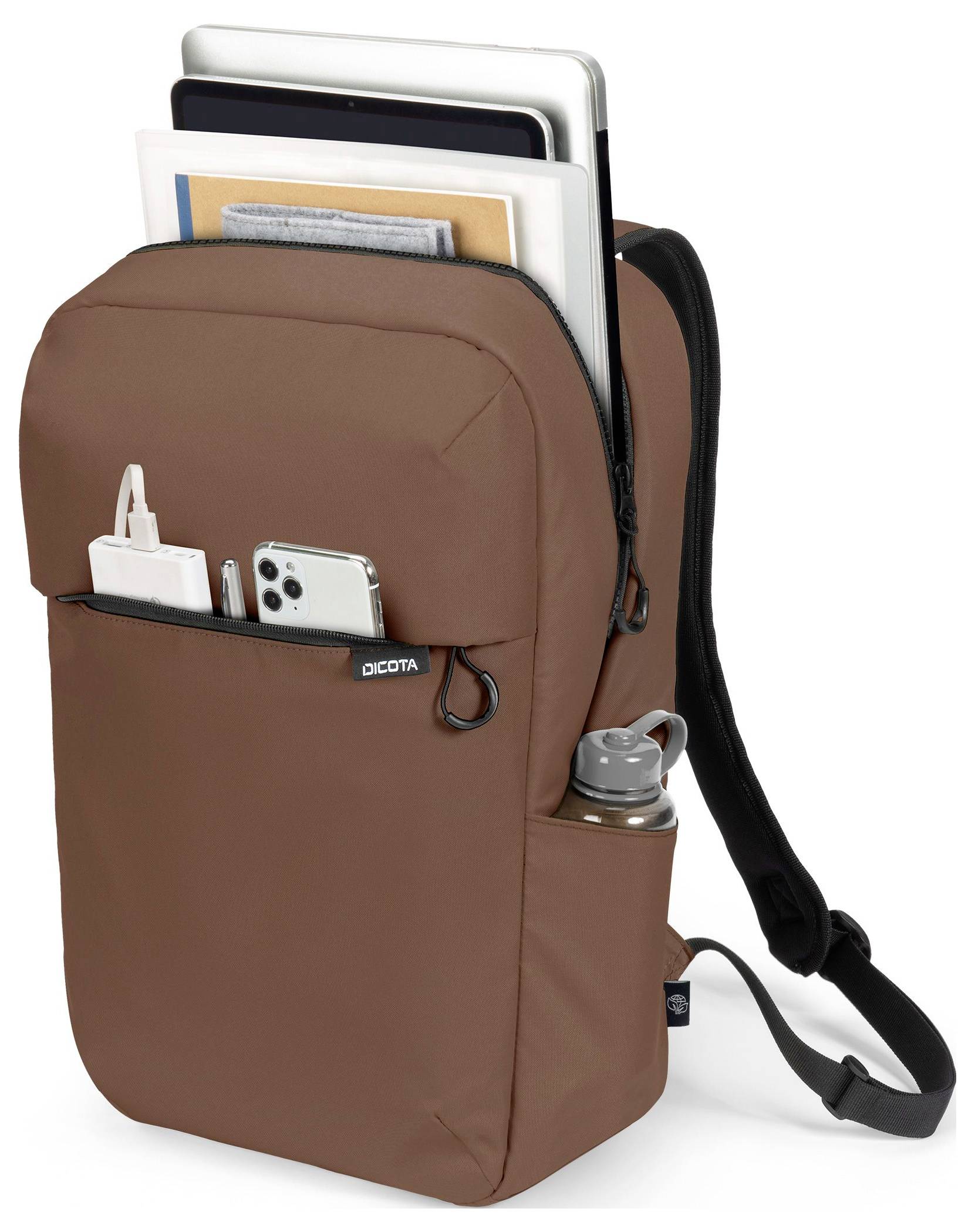 Un sac à dos marron avec plusieurs poches. En haut, un ordinateur portable, un livre et une tablette sont visibles. À l'avant, un smartphone et un chargeur sont insérés. Sur le côté gauche, une bouteille.