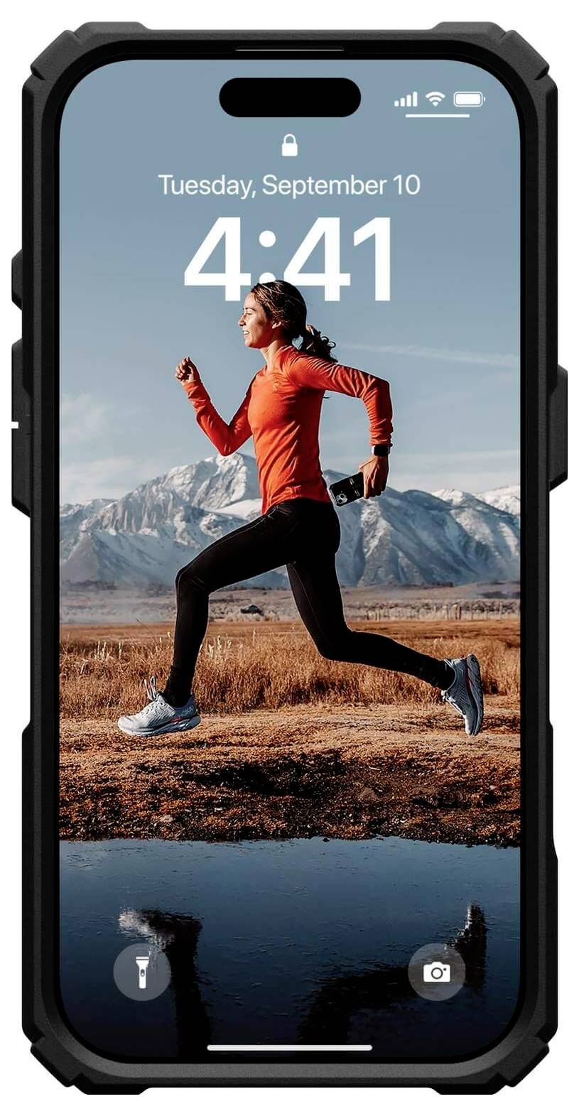 Une personne en tenue de sport fait du jogging dans un paysage de montagnes en arrière-plan. L'écran du smartphone affiche la date et l'heure.