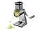 Râpe à main en acier inoxydable avec boîtier noir. Des tranches fines de courgettes tombent du tambour de râpage sur la surface.