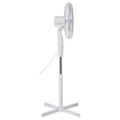 Un ventilateur sur pied blanc avec une hauteur et un angle d'inclinaison réglables, vu de côté.