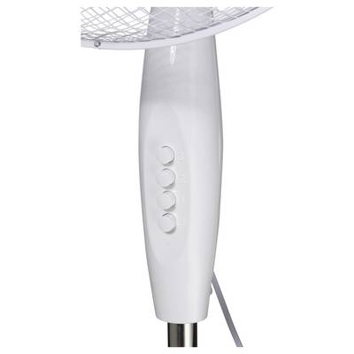 Gros plan sur un ventilateur sur pied blanc avec cinq boutons sur la tige pour régler la vitesse.