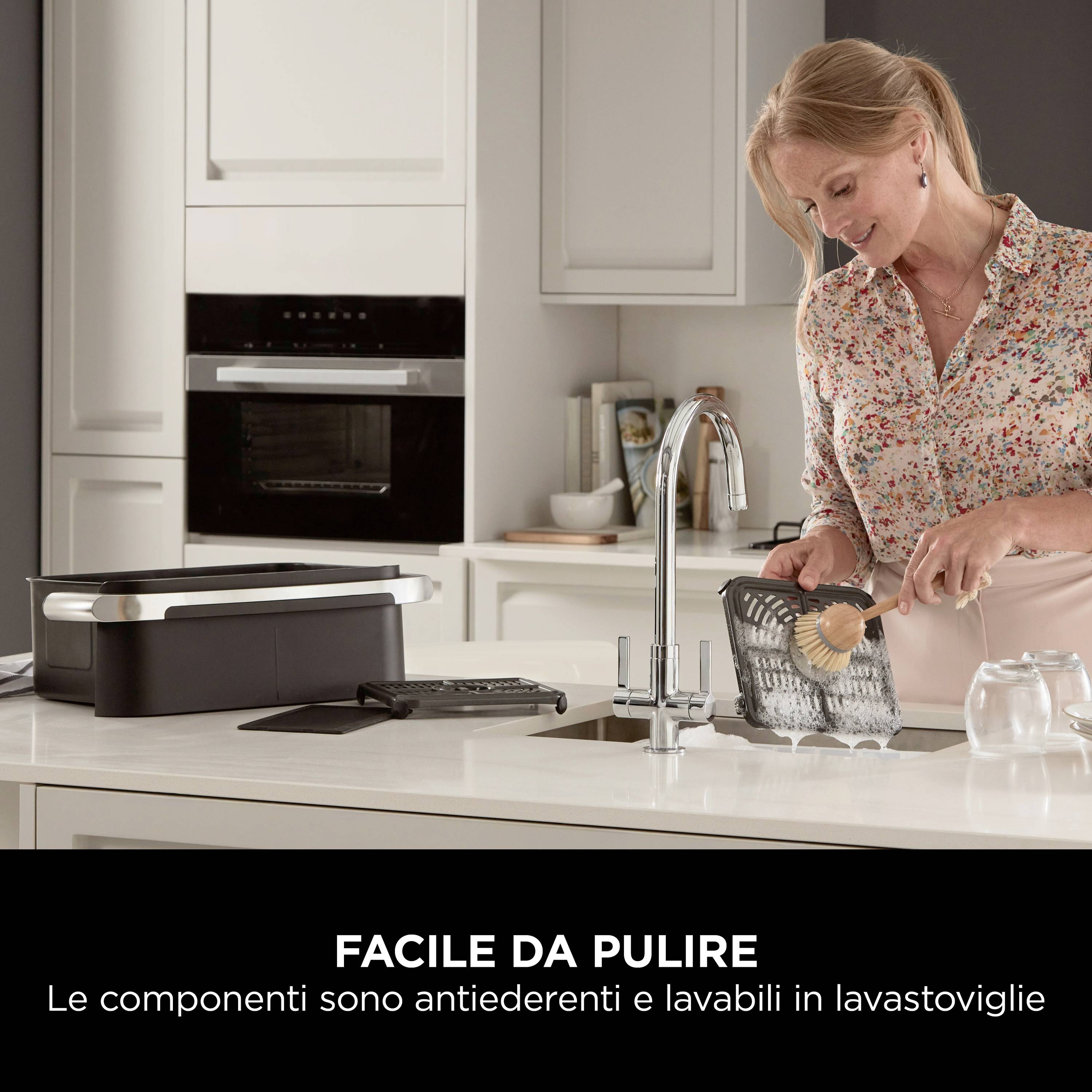 Une femme nettoie un ventilateur dans la cuisine. Texte ci-dessous : 'Facile à nettoyer. Les composants sont anti-usure et lavables au lave-vaisselle.'