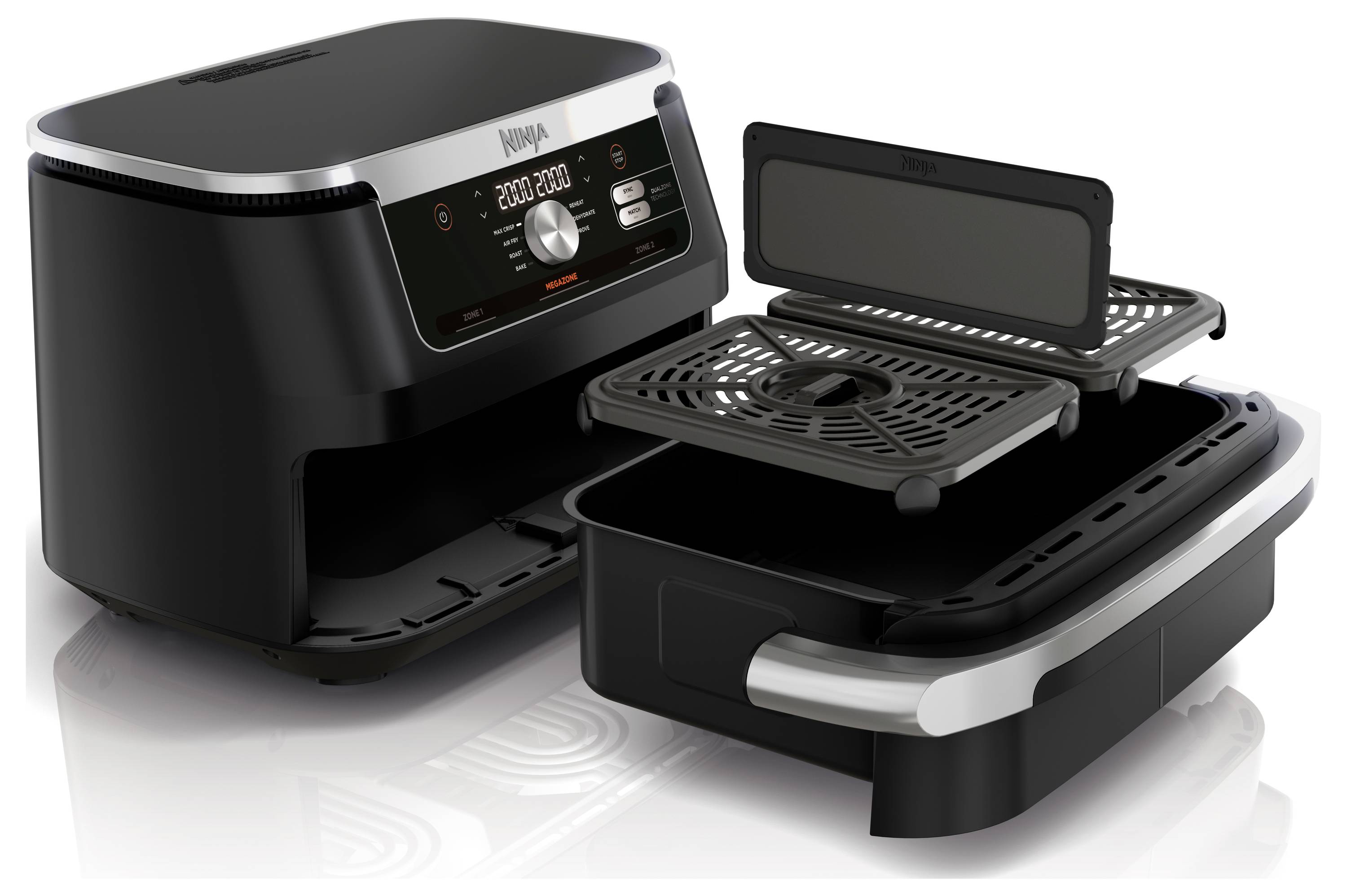 Un combiné four multifonction et friteuse à air chaud noir avec des commandes numériques et deux compartiments ouverts, dont un avec une grille amovible.