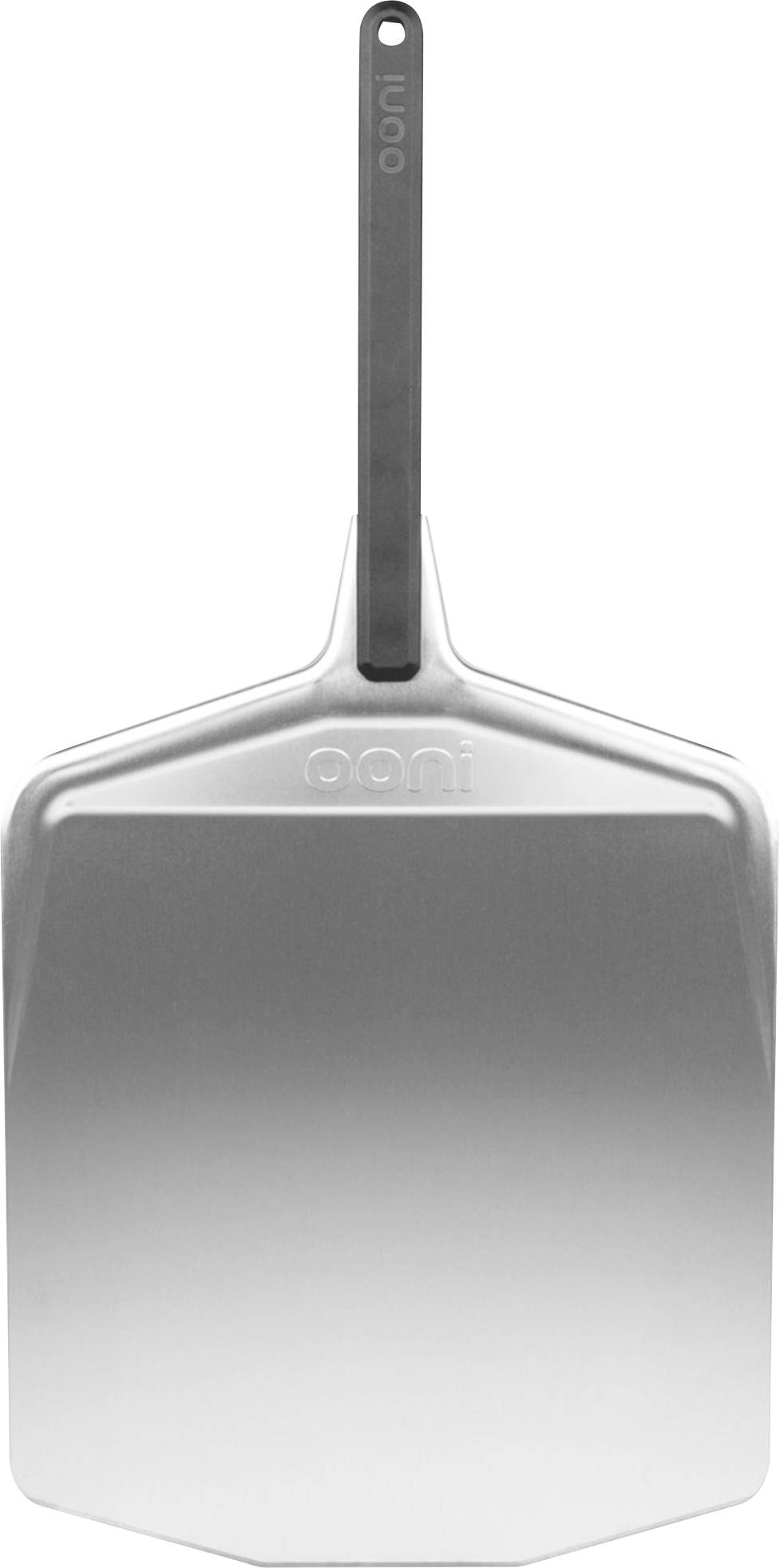 Un poussoir à pizza en argent avec un long manche, conçu pour soulever et transférer des pizzas à l'intérieur et à l'extérieur du four.