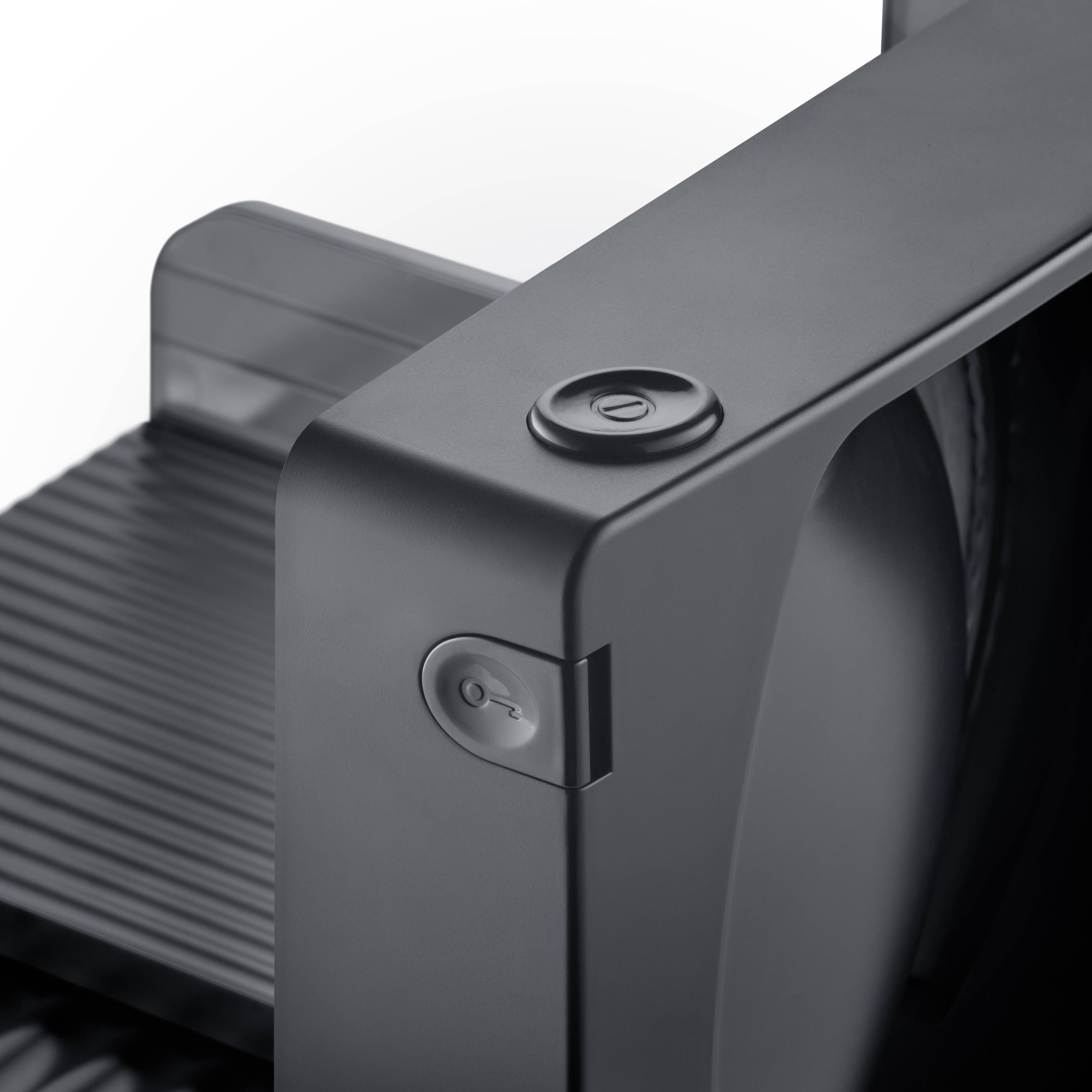 Gros plan d'un tabouret noir au design moderne et à la surface lisse, mettant l'accent sur le détail distinctif de l'accoudoir à gauche.