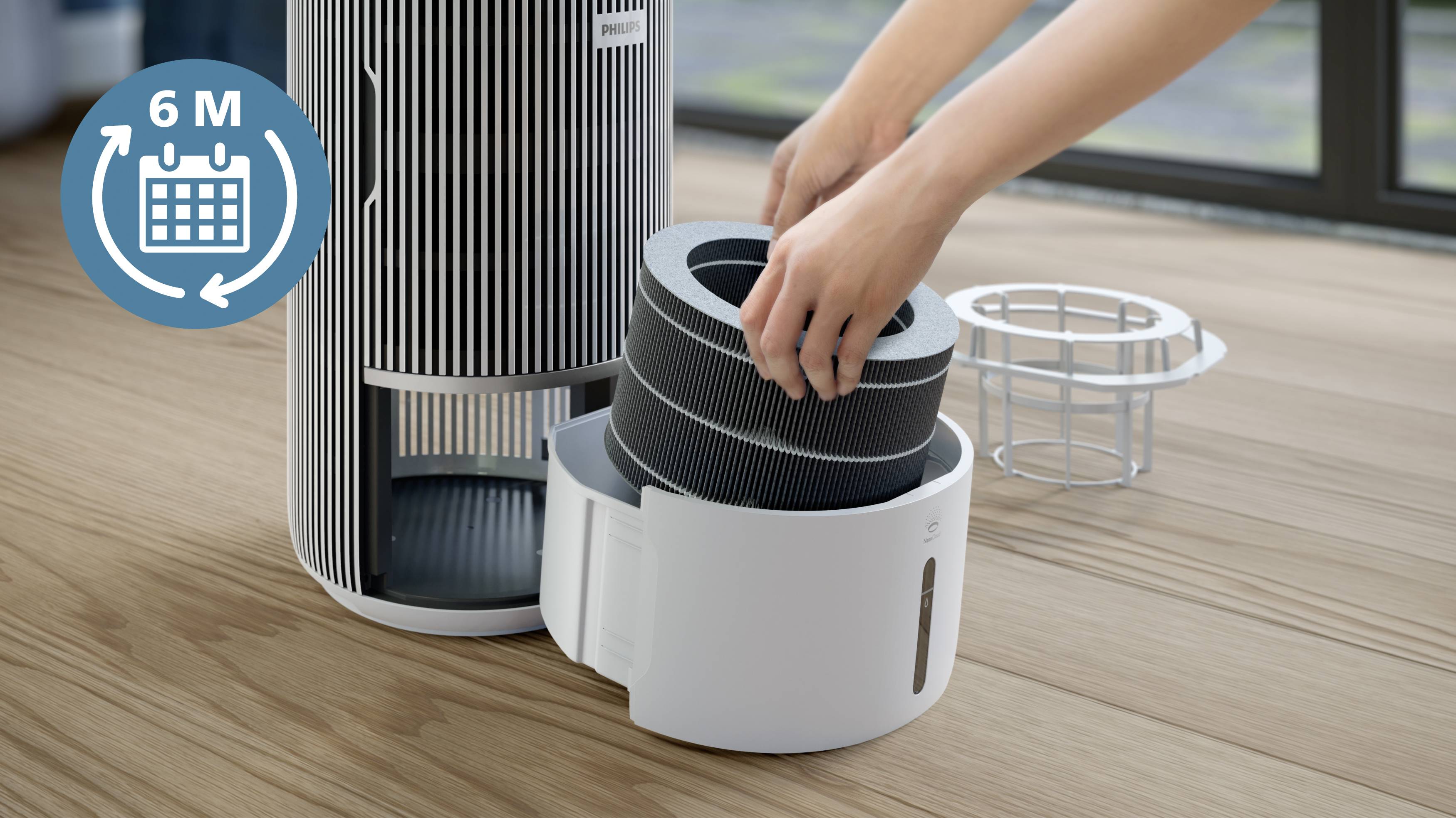 Une personne remplace le filtre d'un purificateur d'air. Un symbole indique '6 M', suggérant que le filtre doit être changé tous les six mois.