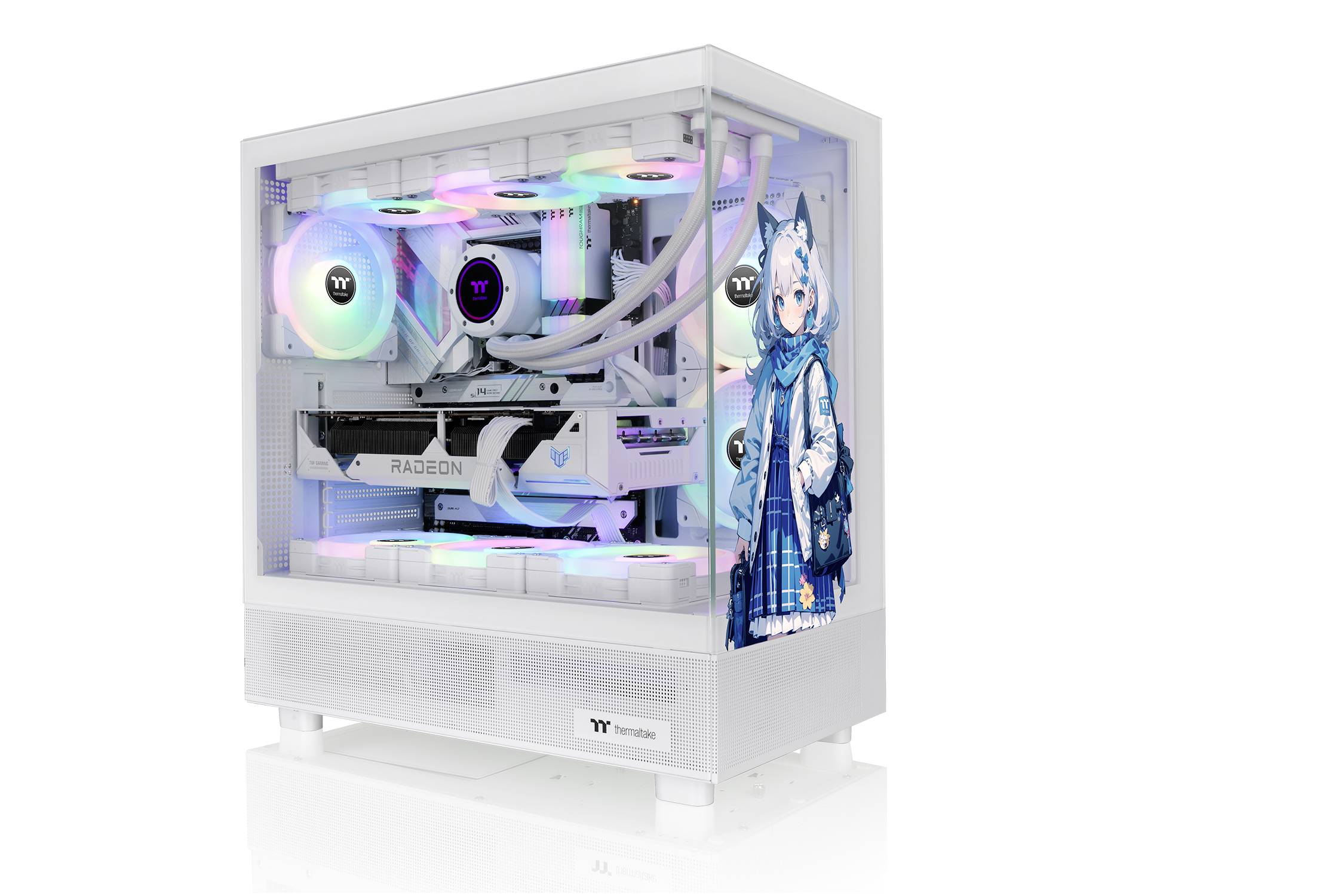 Boîtier d'ordinateur blanc avec une fenêtre latérale transparente, montrant des composants éclairés et une carte graphique. Une figurine d'anime est représentée à l'extérieur.