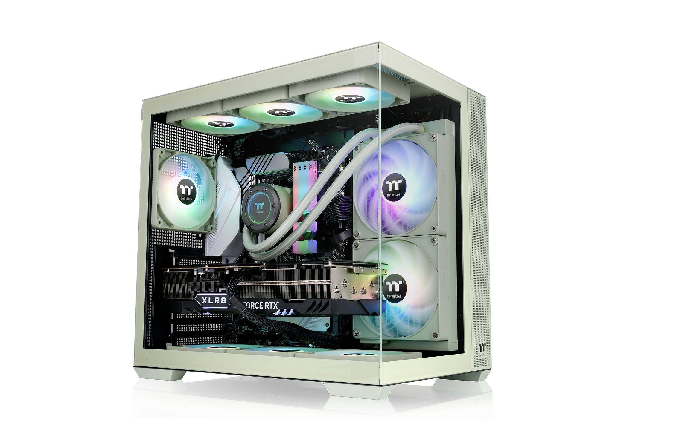 Un boîtier d'ordinateur avec des parois en verre transparent met en valeur les composants internes, notamment des ventilateurs à éclairage RVB et une carte graphique.