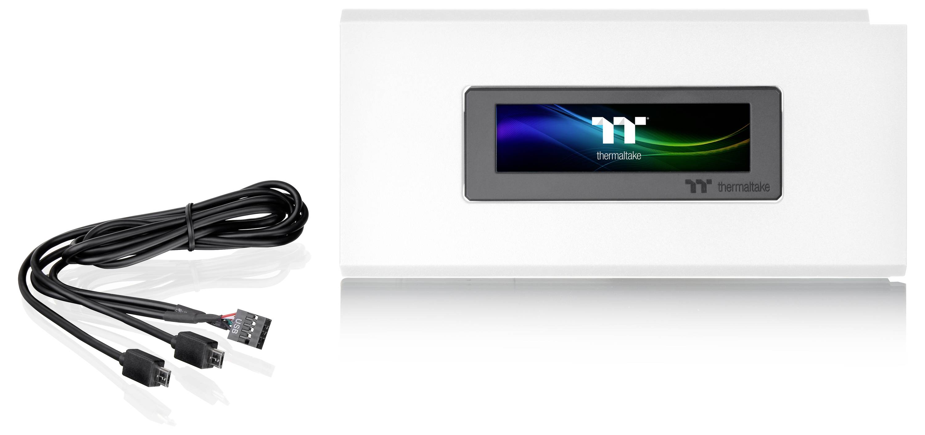 Appareil blanc avec un écran LCD rectangulaire affichant le logo Thermaltake et un motif multicolore. Un câble est posé à côté.