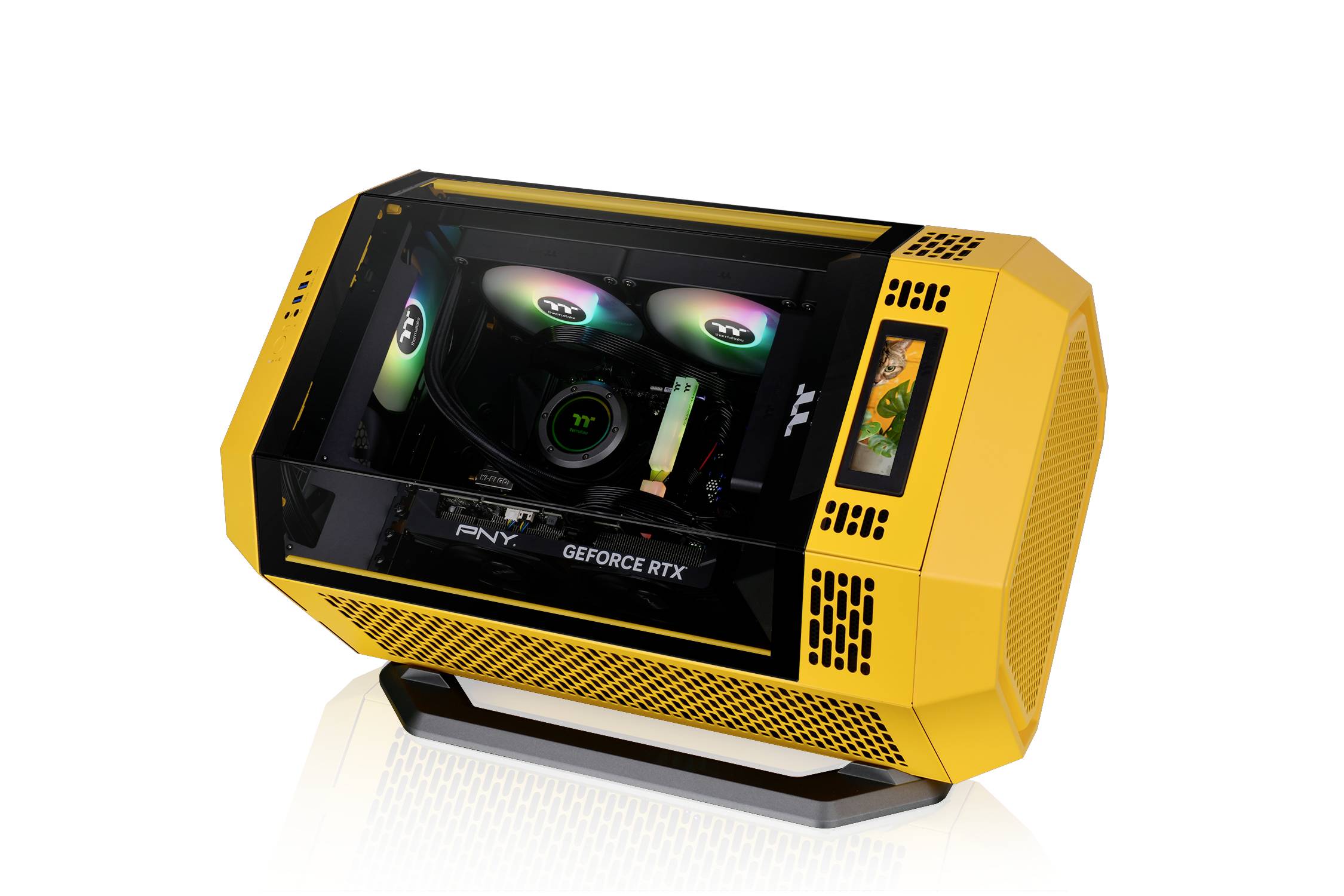 PC de jeu dans un boîtier jaune avec façade transparente. Deux ventilateurs éclairés et une carte graphique NVIDIA GeForce RTX sont visibles.