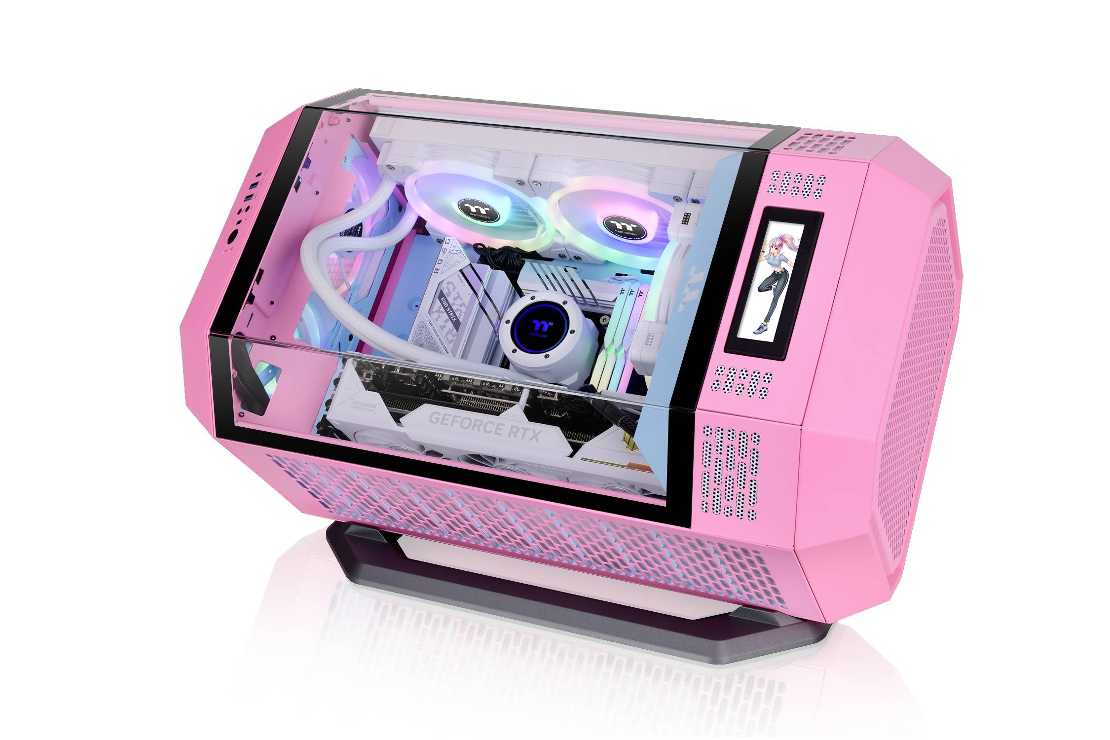 Un boîtier PC rose avec une fenêtre transparente montre des ventilateurs RGB et un système de refroidissement liquide. Un petit écran affiche une image animée.