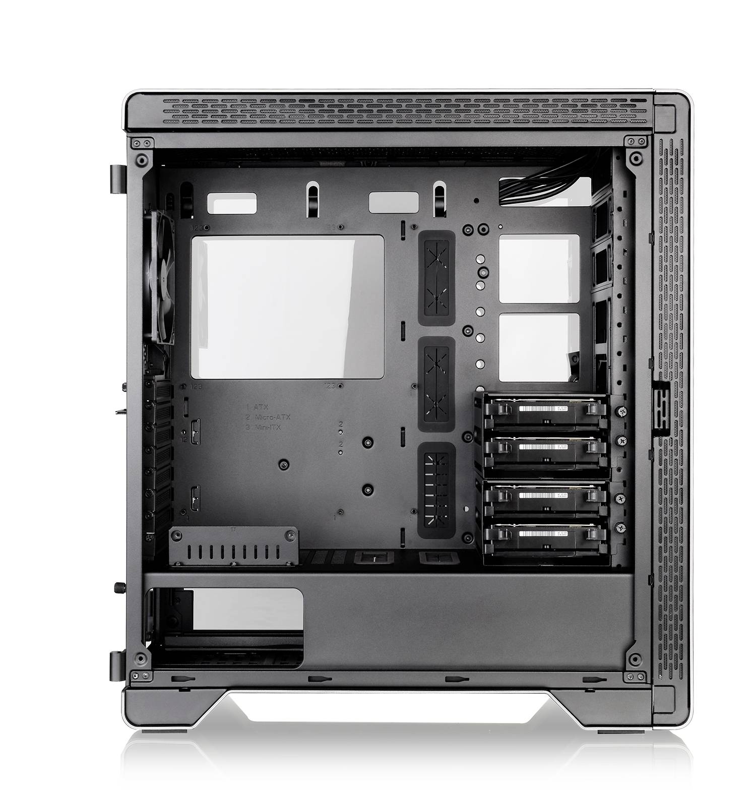 Un boîtier d'ordinateur vide avec plusieurs baies et passages de câbles, adapté à l'installation de composants PC.