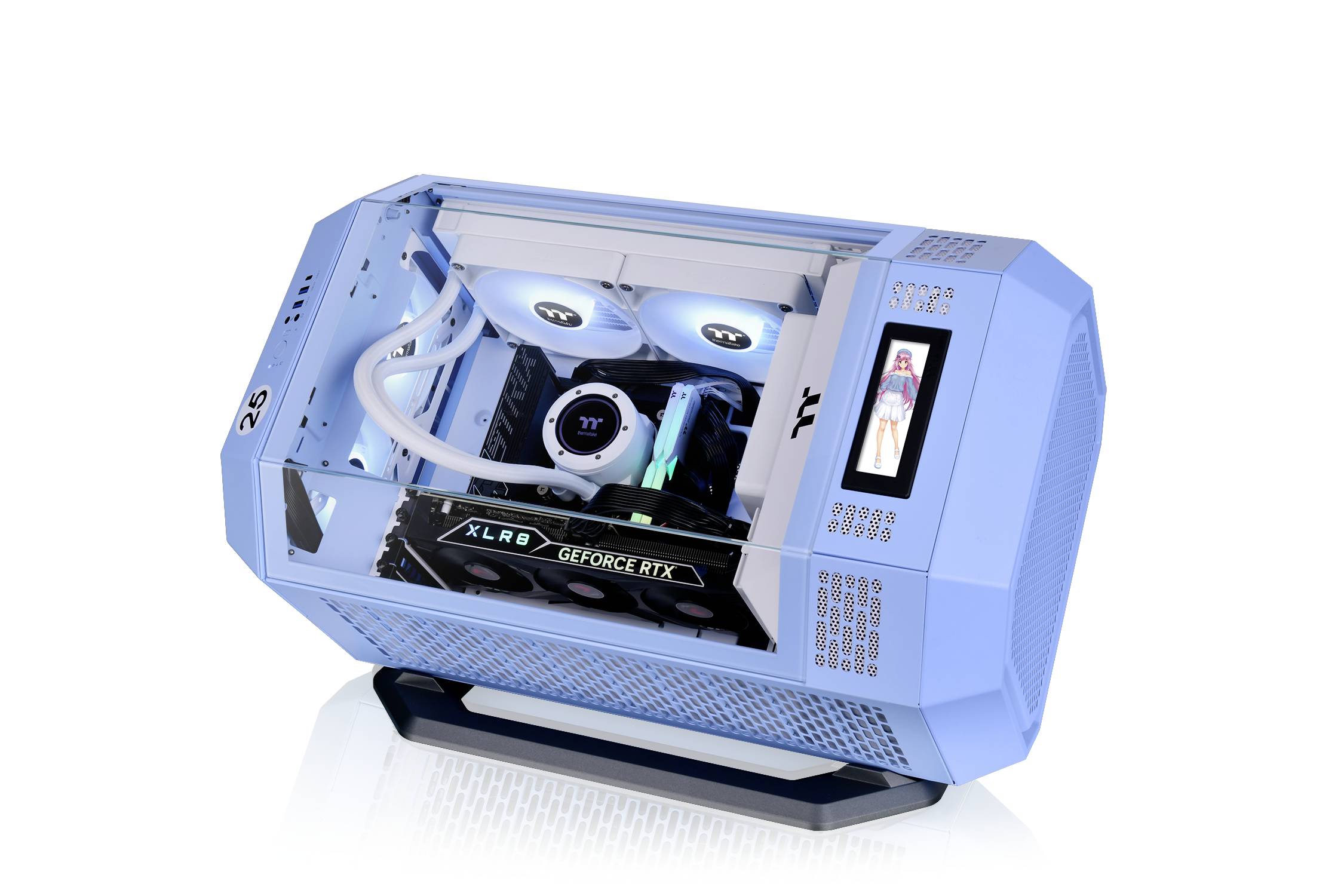Un PC gaming bleu avec un couvercle latéral transparent montre le matériel interne, comprenant notamment une carte graphique XLR8 GeForce RTX.