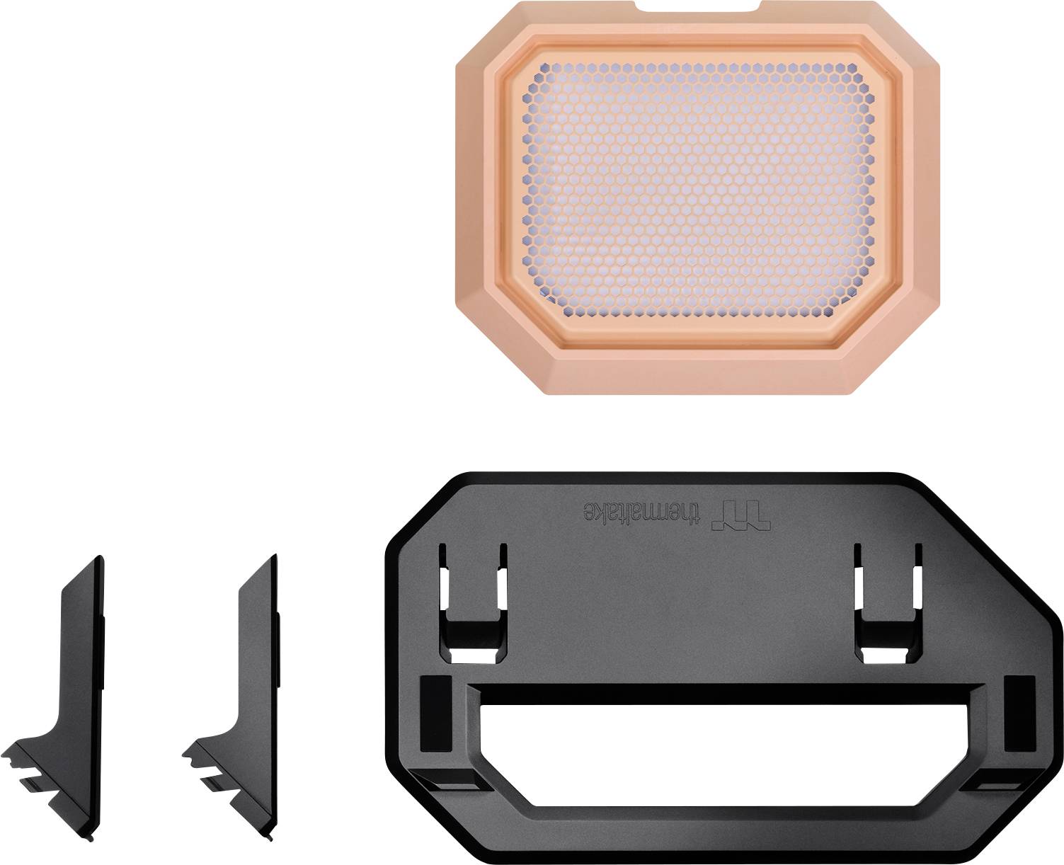 Trois pièces en plastique noir et un tapis orange perforé, probablement des éléments d'un kit d'accessoires pour appareils électroniques.