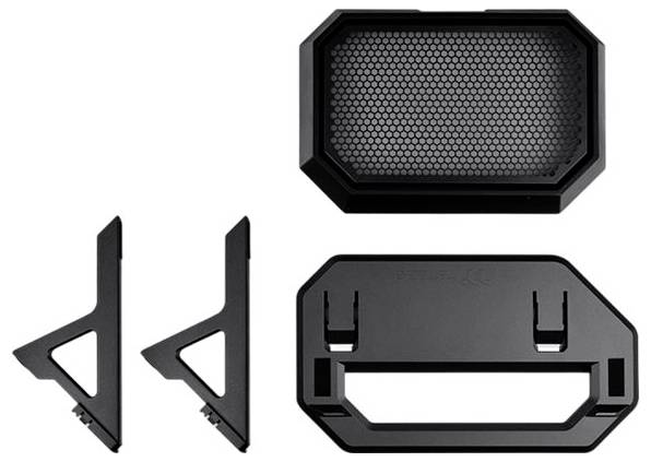 Une grille de protection noire, deux supports triangulaires et une plaque de montage rectangulaire en plastique, à attribuer à des appareils techniques.