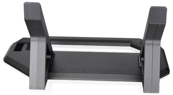 Routeur noir avec deux antennes dressées, posé sur une surface blanche.