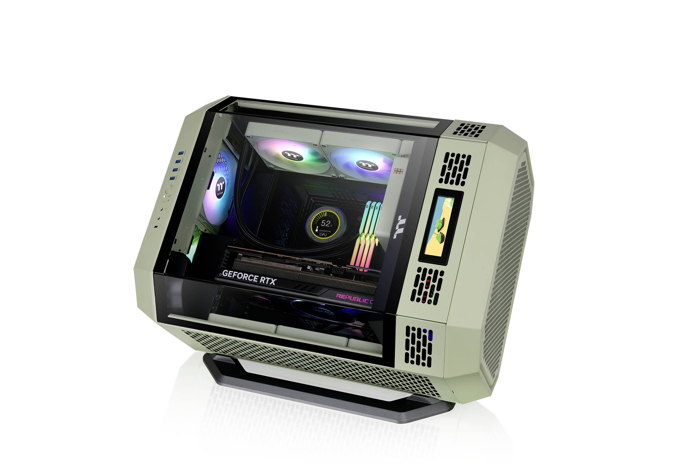 Un PC gaming avec un boîtier transparent dévoile des composants RGB rétroéclairés et une carte graphique GeForce RTX.