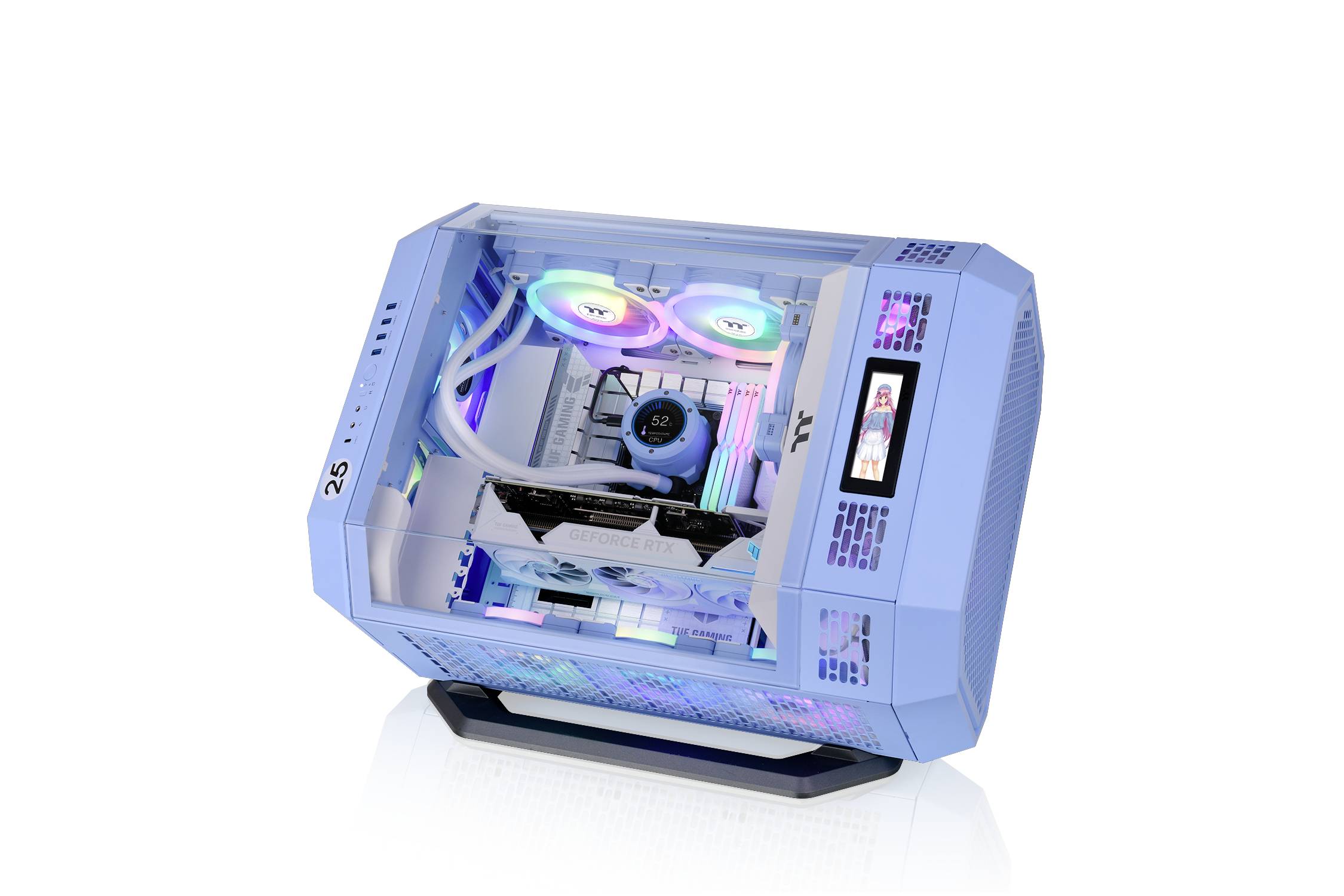 PC gaming avec boîtier transparent bleu. Éclairage RVB visible à l'intérieur. Le boîtier est incliné à 45 degrés sur un support.