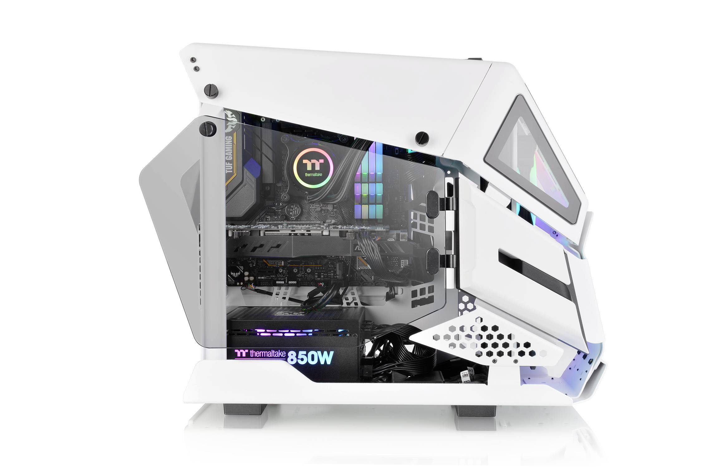 Un PC de bureau blanc futuriste avec un boîtier transparent, des composants électroniques visibles et des lumières LED colorées.