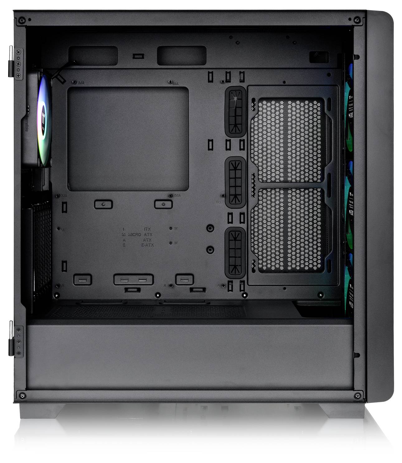 Boîtier PC noir avec panneau latéral ouvert. Des ventilateurs RGB sont visibles à l'arrière, avec de l'espace pour la carte mère et d'autres composants.