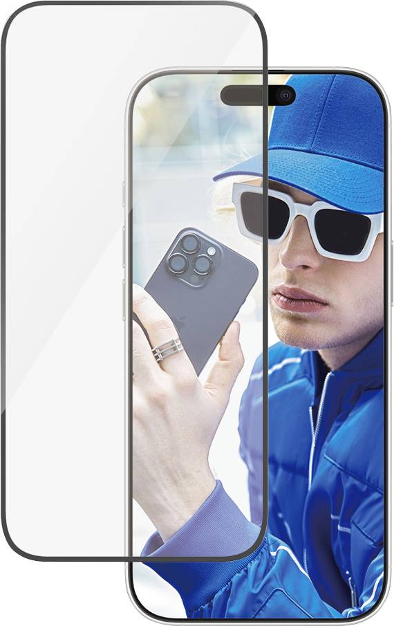 Une personne portant une tenue bleue et des lunettes de soleil tient un smartphone. À côté se trouve un film de protection transparent pour l'écran du smartphone.