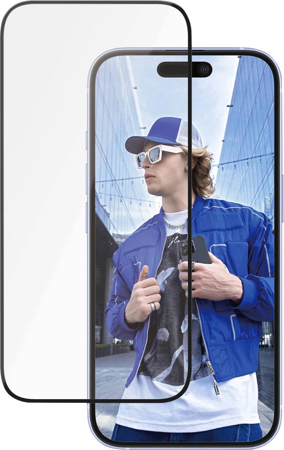 Smartphone avec une personne vêtue de bleu tenant une carte bancaire noire à l'écran. L'arrière-plan est une façade vitrée moderne.