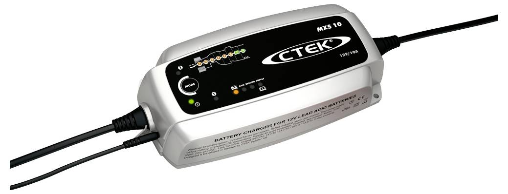 Chargeur de batterie avec logo CTEK, affichant des LED pour indiquer les états de charge. Utilisé pour charger et entretenir les batteries de véhicules.