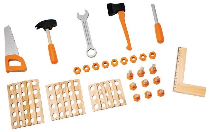 Ensemble d'outils de jouet comprenant une scie, un marteau, une clé, une hache, un tournevis, des clous, des vis, des écrous et une équerre.