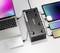 Un chargeur USB multiport charge simultanément un ordinateur portable, une tablette et deux smartphones. Un autre appareil est également branché à côté.