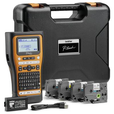 Ensemble d'imprimante d'étiquettes : Imprimante manuelle d'étiquettes noir et orange avec écran, câble, batterie et quatre cassettes d'étiquettes devant un étui noir.